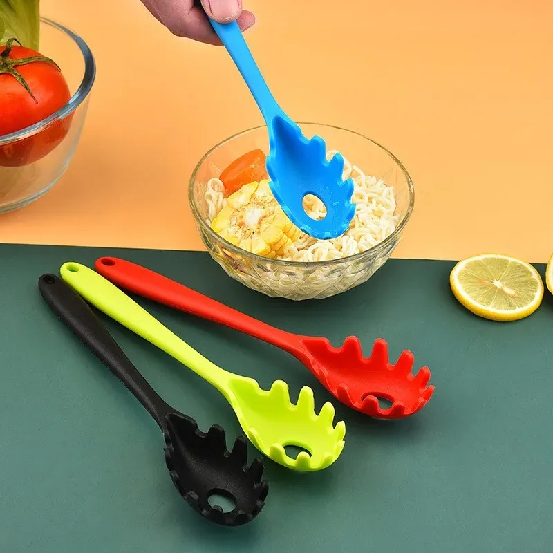 Passoire à pâtes en silicone en situation de cuisson