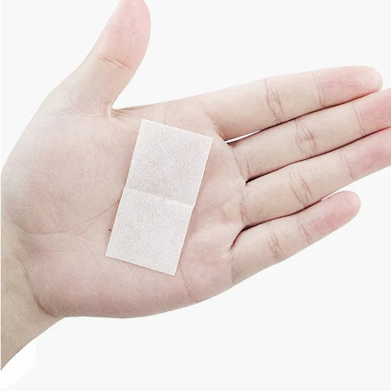 Utilisation des lingettes sur le tableau de bord