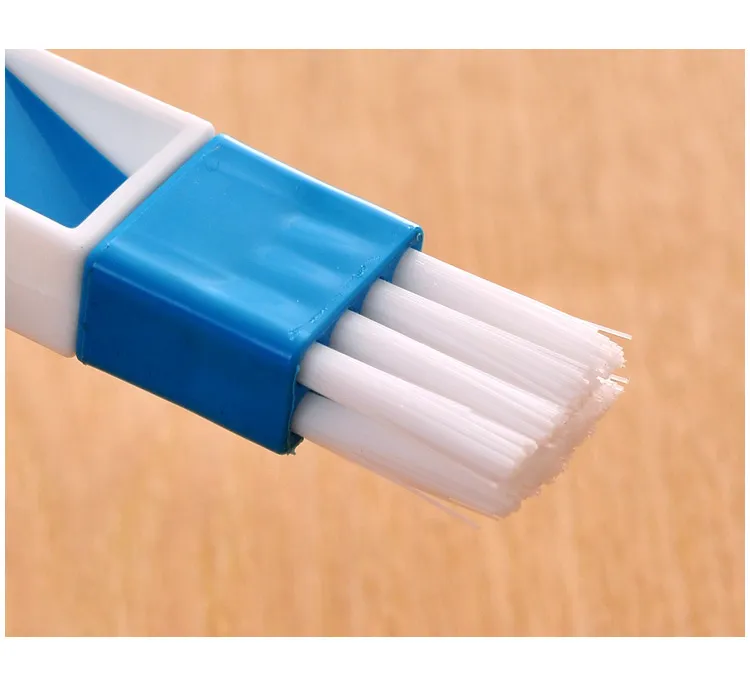 Brosse de nettoyage à côté du produit