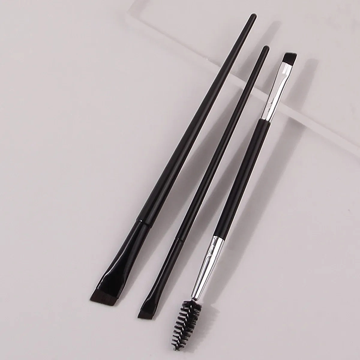 Lot de 3 pinceaux maquillage : pinceau eye-liner ultra-fin à bord plat, pinceau à sourcils plat et pinceau 2-en-1 double tête pour recourber les cils et sourcils 3