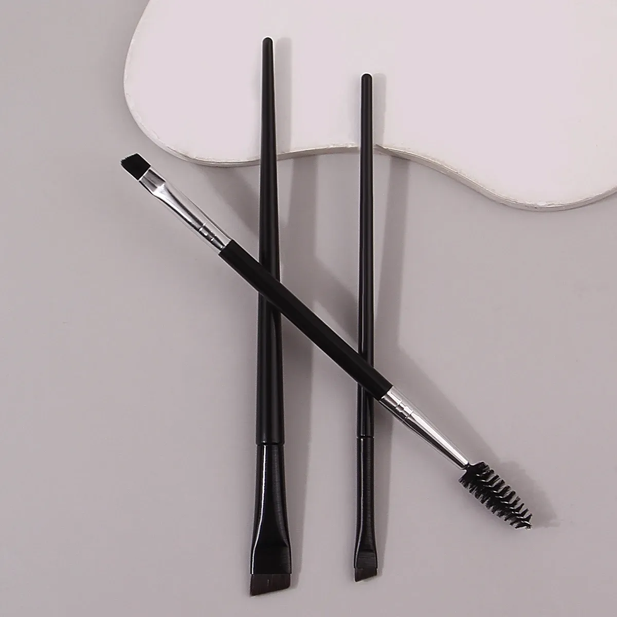 Lot de 3 pinceaux maquillage : pinceau eye-liner ultra-fin à bord plat, pinceau à sourcils plat et pinceau 2-en-1 double tête pour recourber les cils et sourcils 5