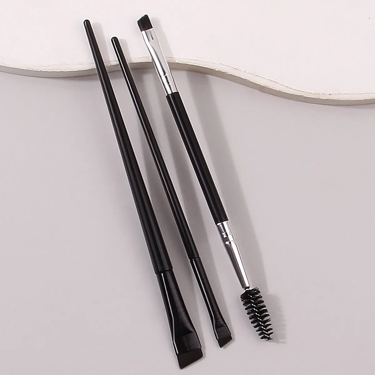 Lot de 3 pinceaux maquillage : pinceau eye-liner ultra-fin à bord plat, pinceau à sourcils plat et pinceau 2-en-1 double tête pour recourber les cils et sourcils 7