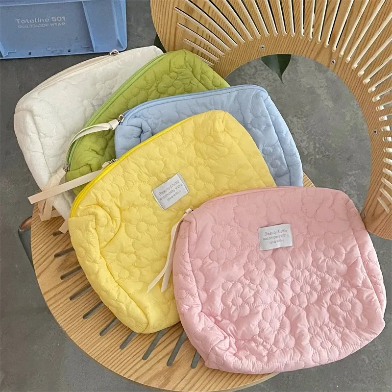 Finitions de la pochette de toilette