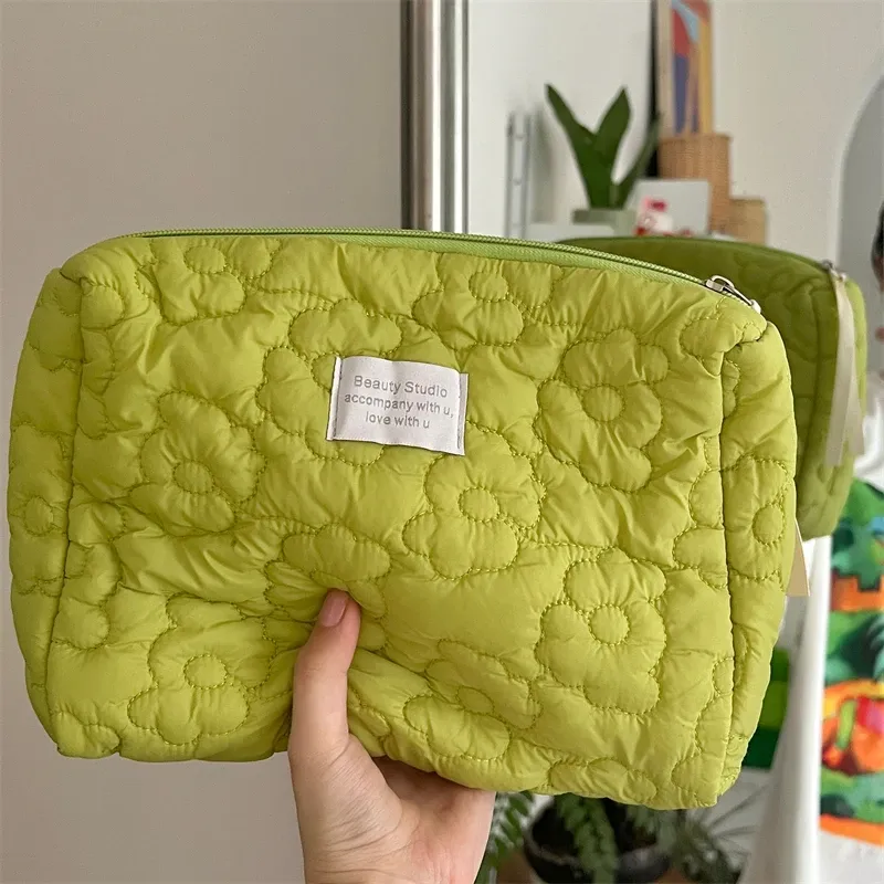 Détail de la pochette de toilette