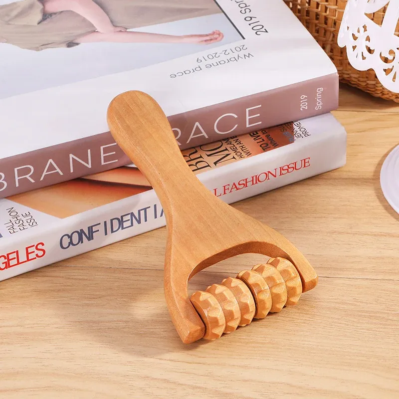 Massage des jambes avec le rouleau en bois