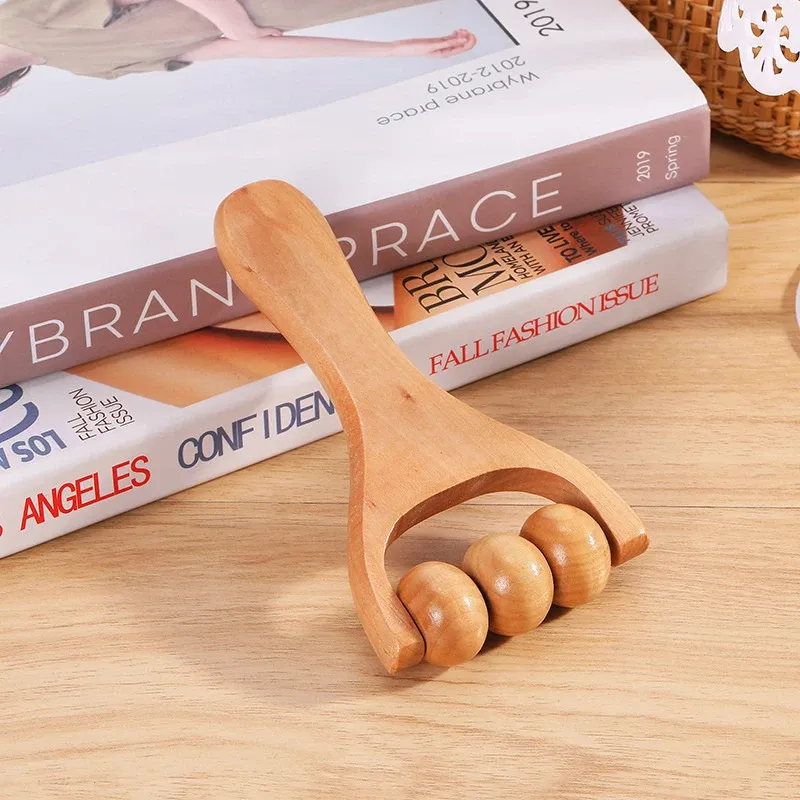 Massage des pieds avec le rouleau en bois