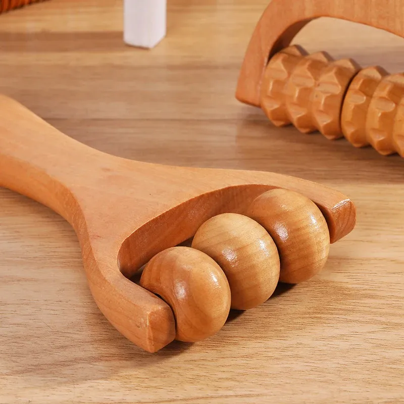 Masseur à rouleaux en bois en utilisation
