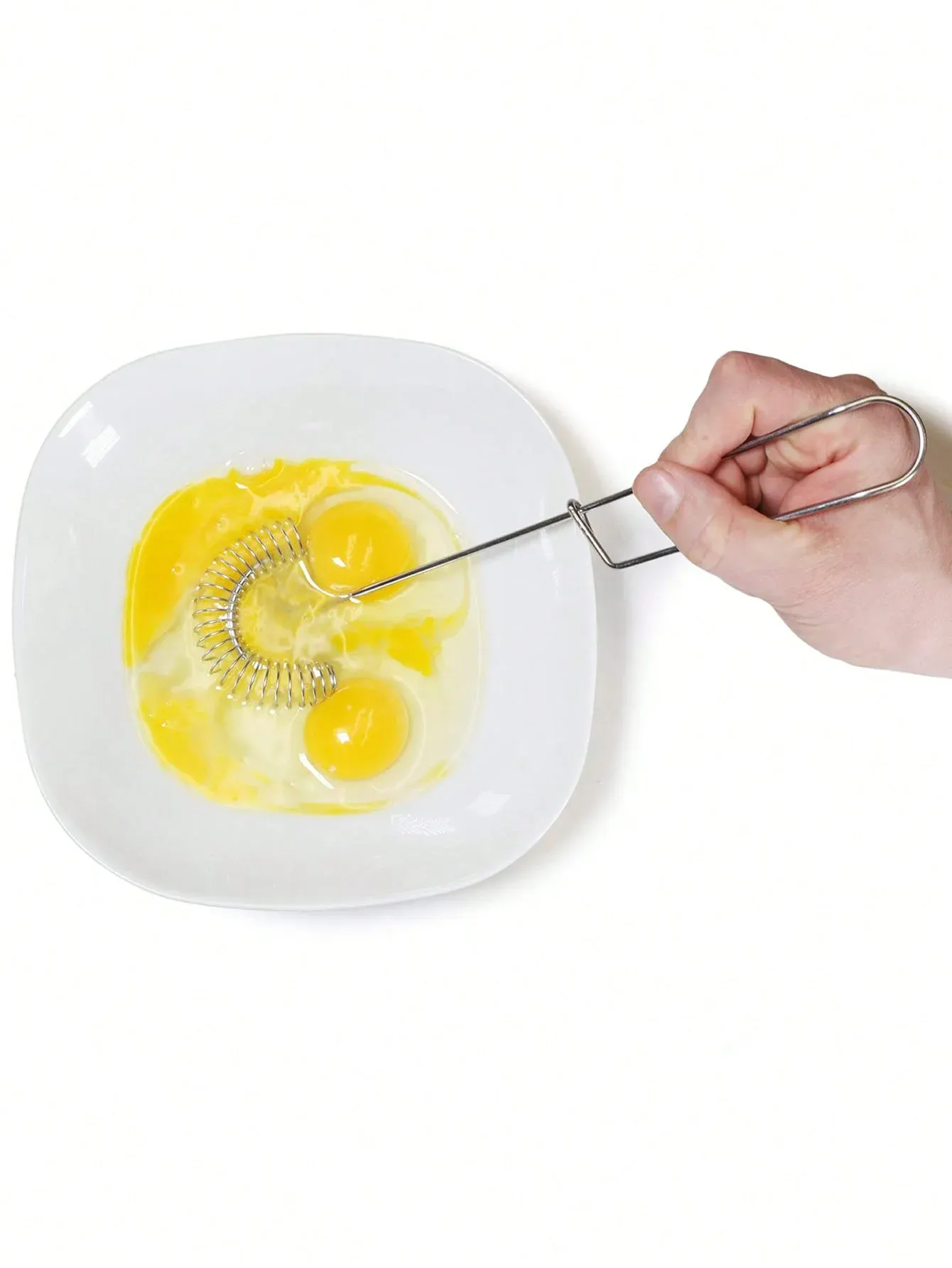 Fouet de cuisine en acier inoxydable posé sur un plan de travail