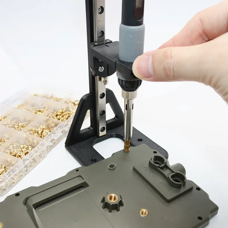 Outil de pose d'inserts thermofusibles, détail de la pointe