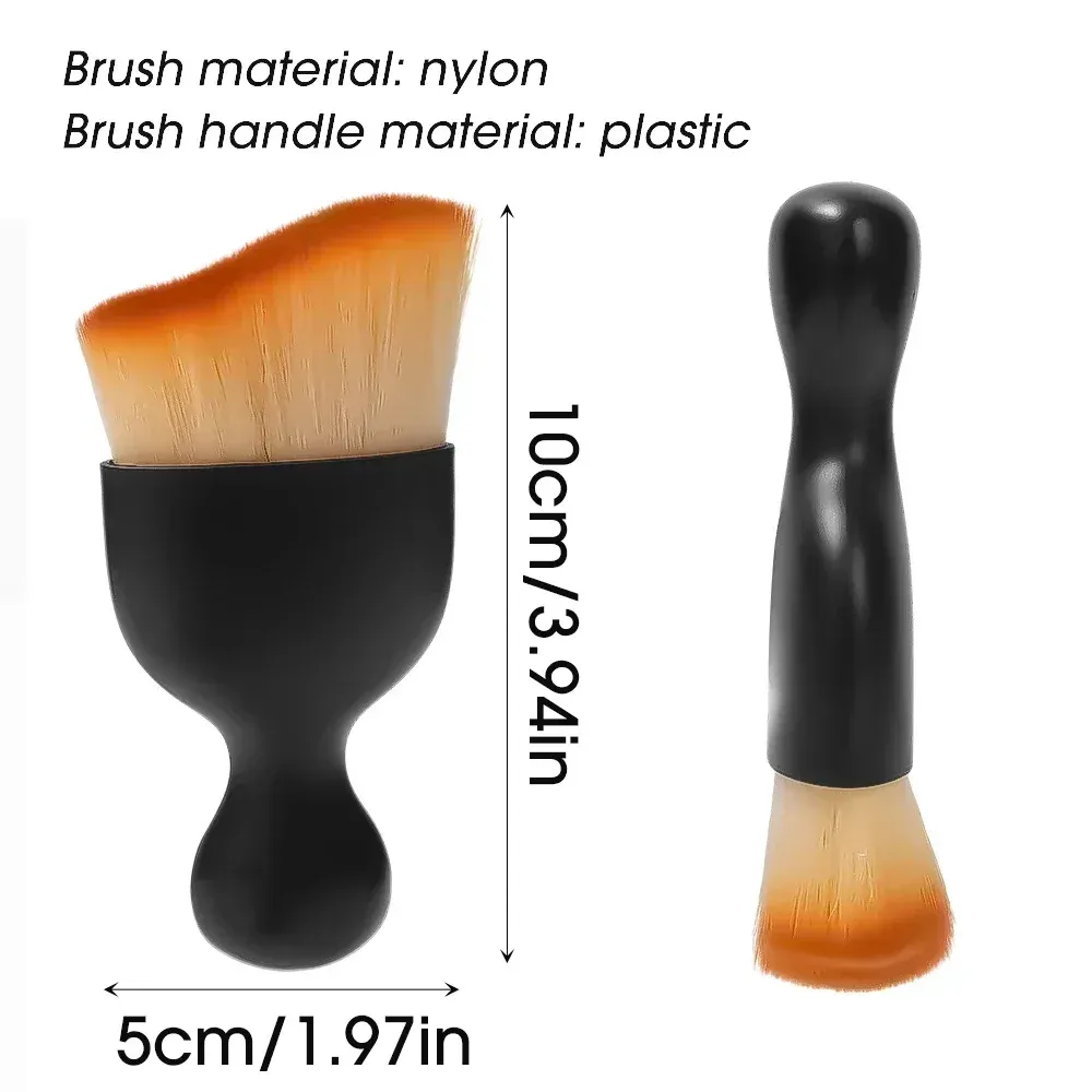 Brosse de nettoyage pour l'intérieur de voiture en utilisation