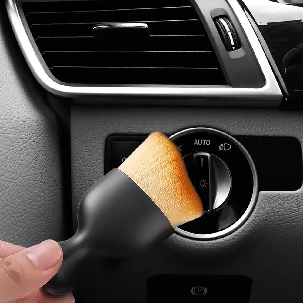 Brosse douce utilisée dans les grilles d'aération d'une voiture