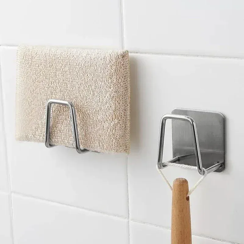 Porte-éponges organisant les accessoires de cuisine sur le rebord de l'évier