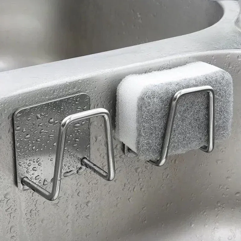Porte-éponges en acier inoxydable installé dans un évier de cuisine moderne