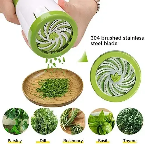 Moulin à herbes en utilisation pour hacher le persil