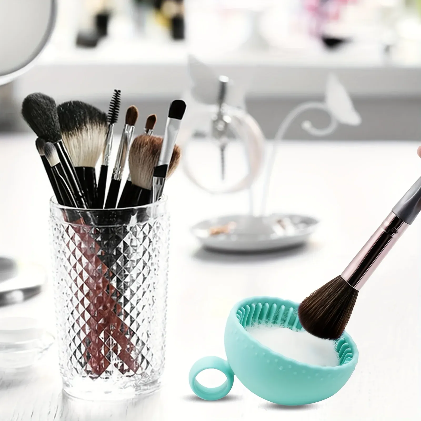 Nettoyage de pinceaux de maquillage en situation