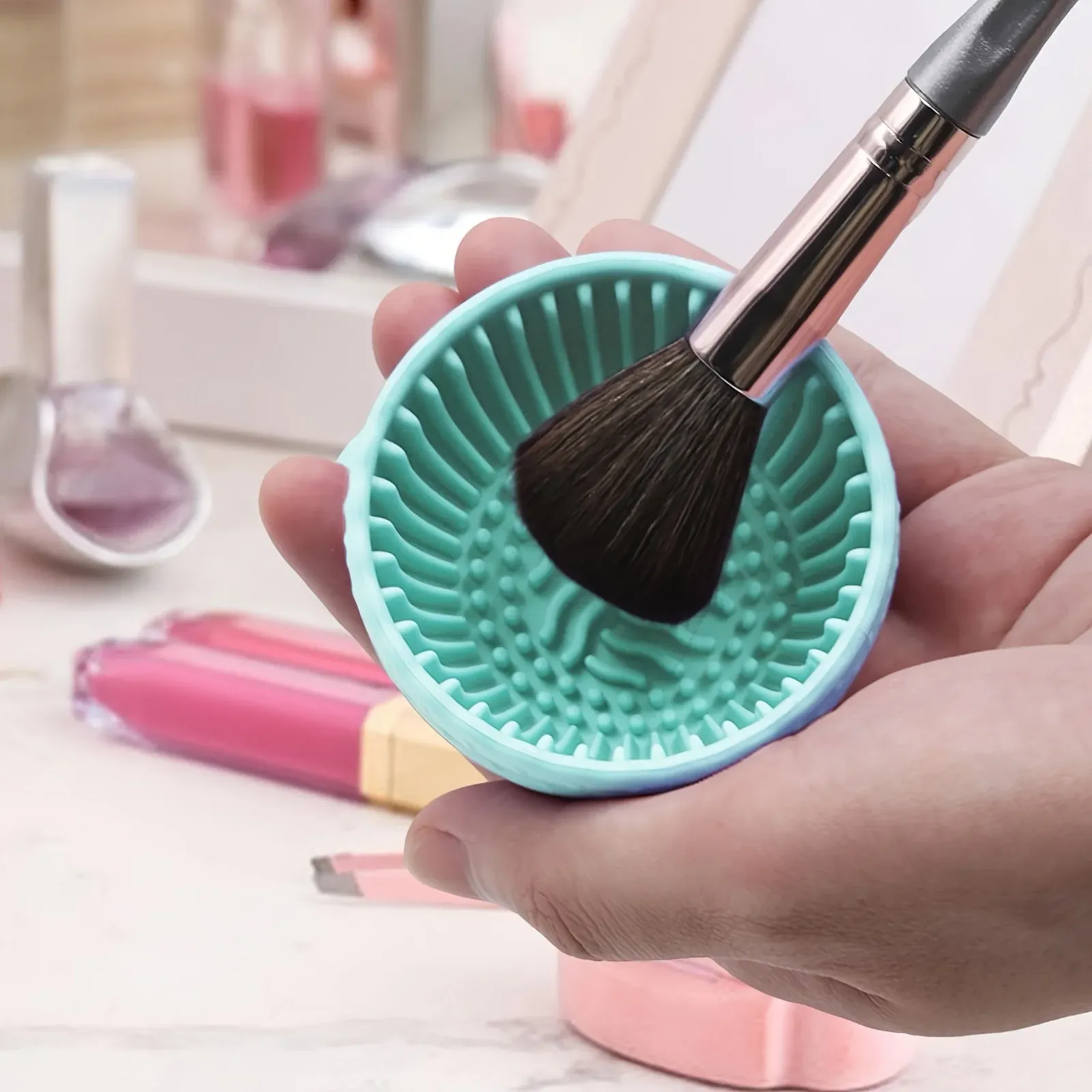 Nettoyage de pinceaux de maquillage sur tapis en silicone