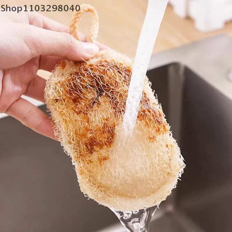 Éponges en luffa naturel dans un cadre de cuisine