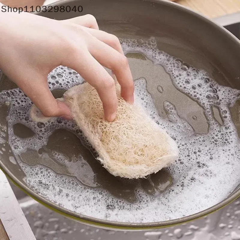 Éponges en luffa naturel lors du nettoyage de la vaisselle