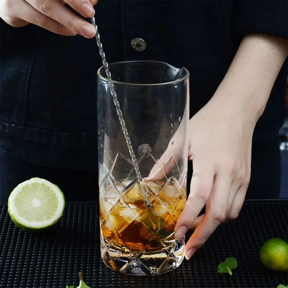 Cuillère à cocktail, mise en scène