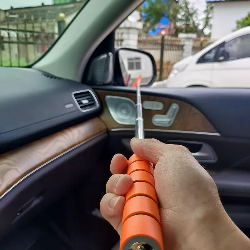 Outil de nettoyage de pare-brise de voiture en situation