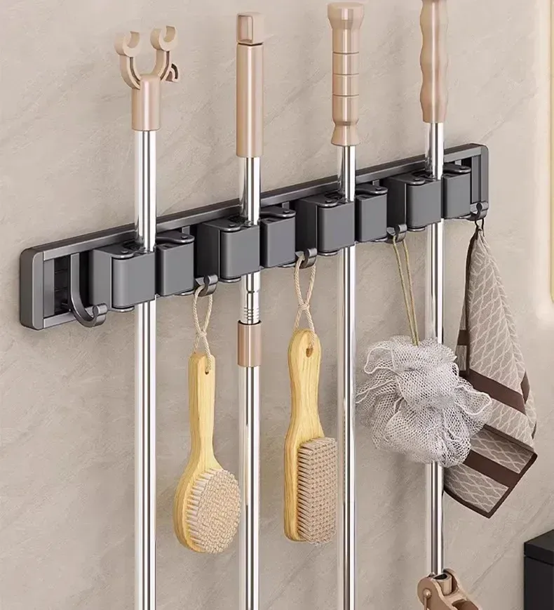 Support de balai mural avec outils de ménage