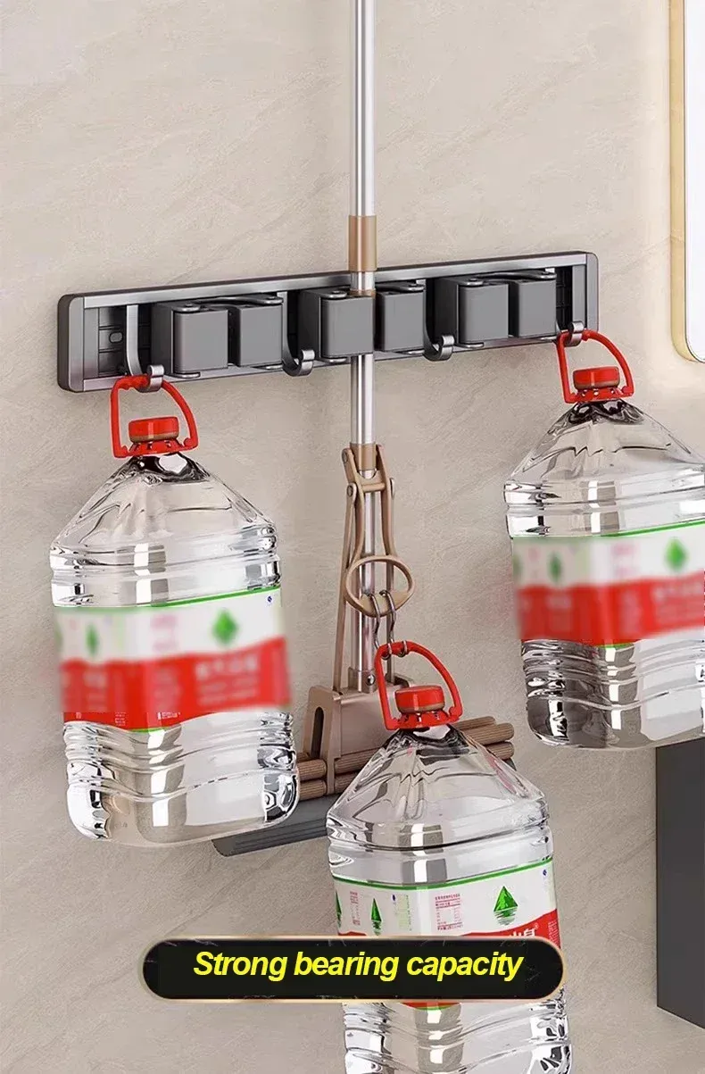 Organisation d'une salle de bain avec support mural pour balai