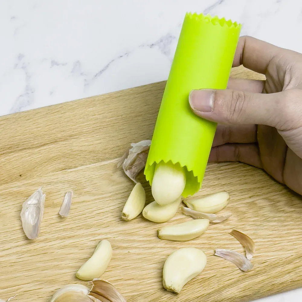 Éplucheur d'ail en silicone en situation