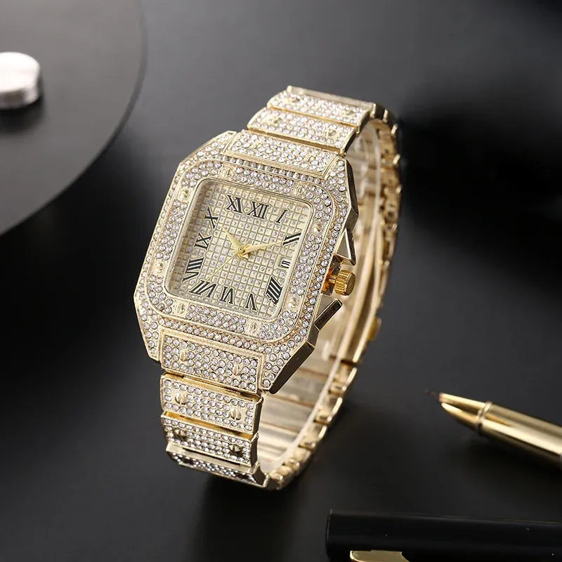 Montre homme portée en contexte professionnel