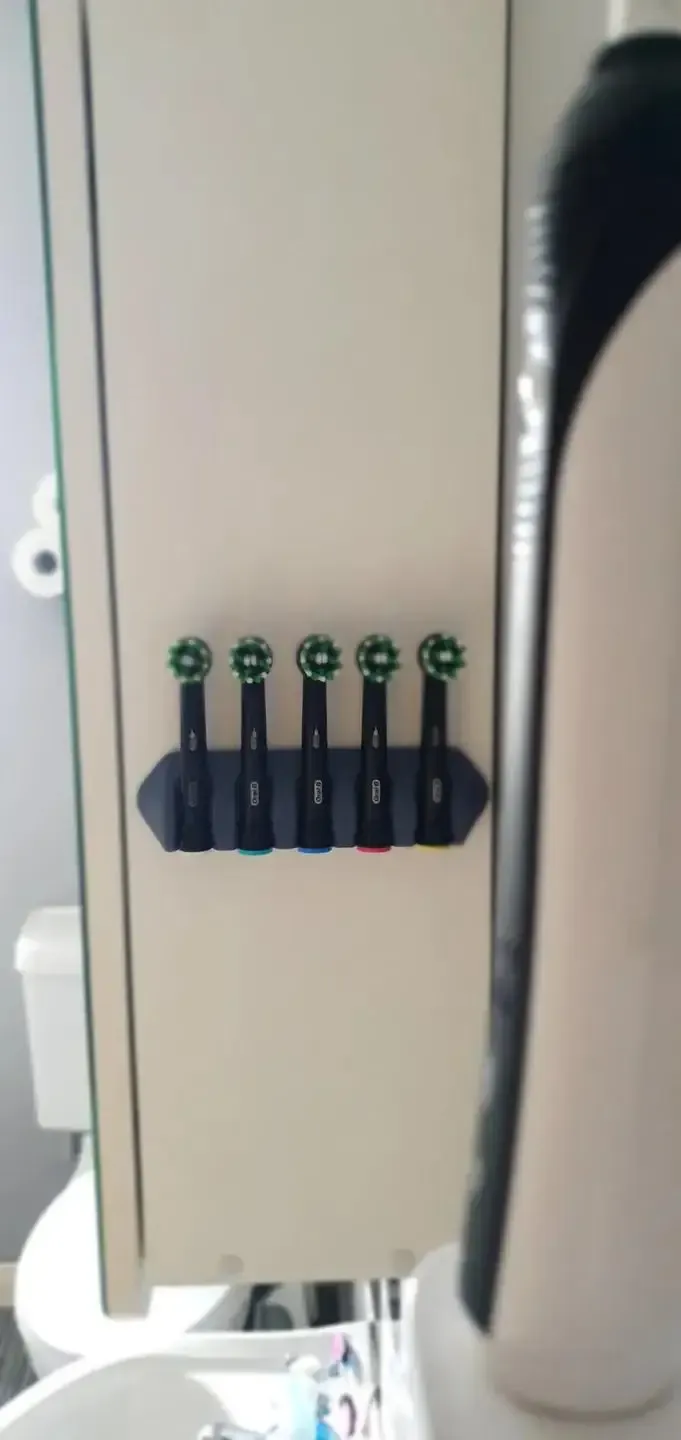 Vue complète du support mural pour tête de brosse à dents Oral-B