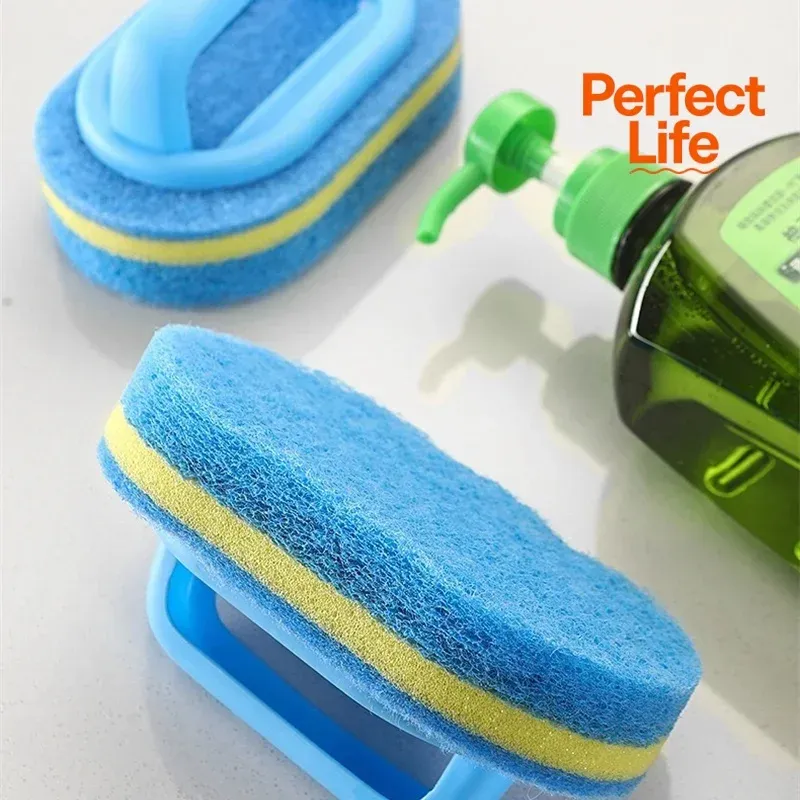 Brosse utilisée pour nettoyer une casserole