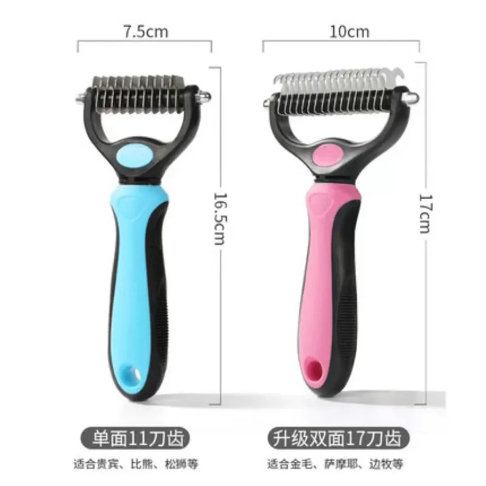 Brosse en utilisation sur le pelage d'un chien
