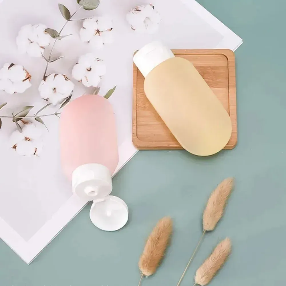Bouteille rechargeable en silicone, en situation d'usage