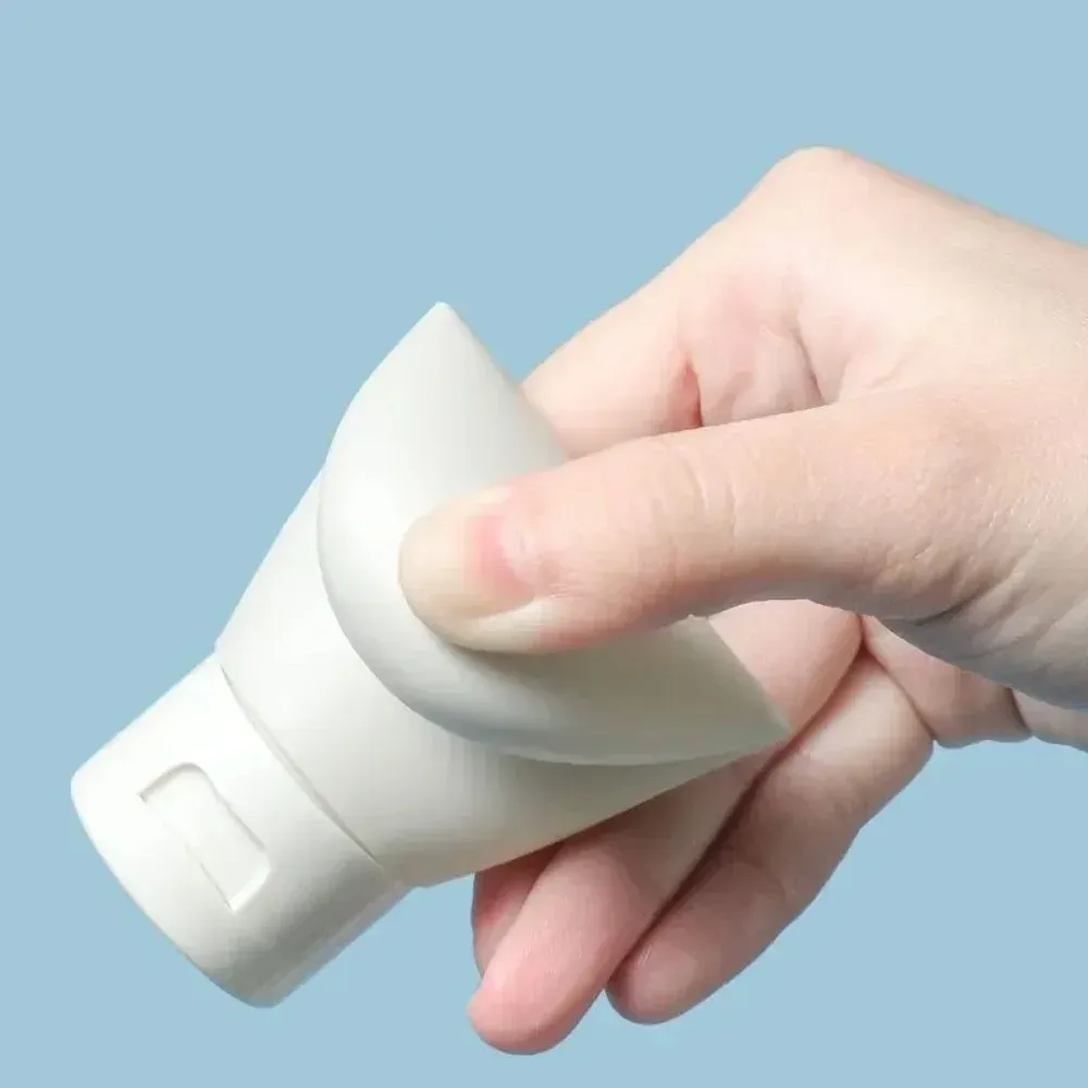Bouteille rechargeable en silicone, détail de l'ouverture