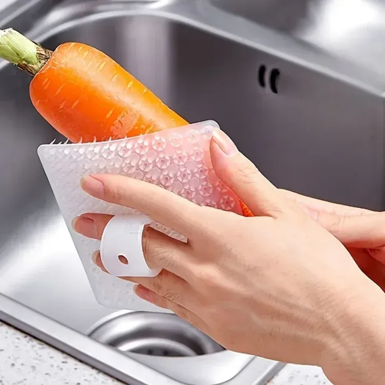 Brosse de nettoyage pour légumes sur fond clair