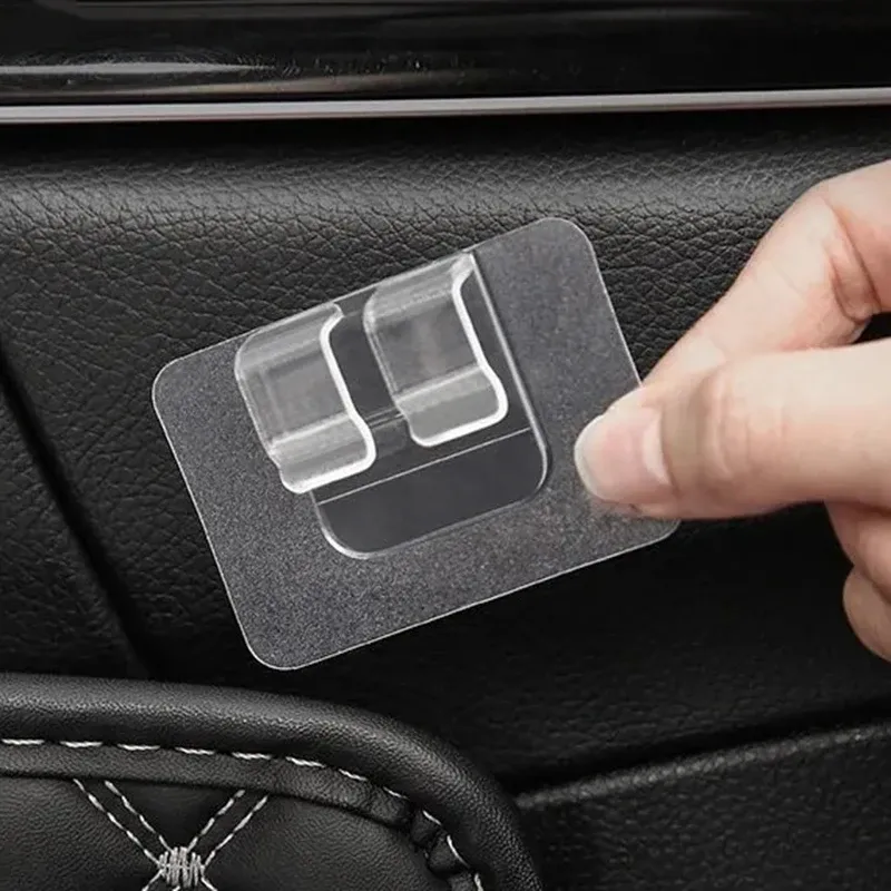 Détail des clips de fixation pour tapis de voiture