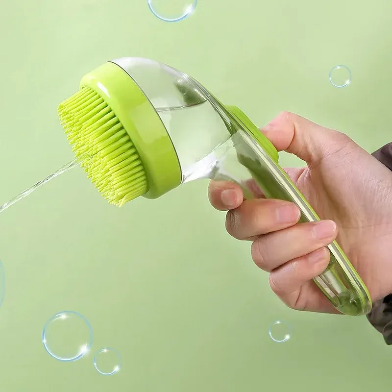 Brosse de bain pour animaux de compagnie en silicone souple à manche long avec distributeur de shampoing