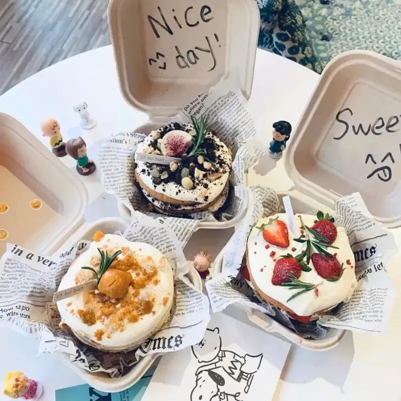 Boîte à bento jetable présentée avec des aliments