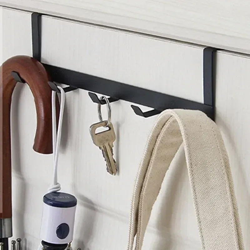 Crochet de porte blanc en fer forgé, vue de détail