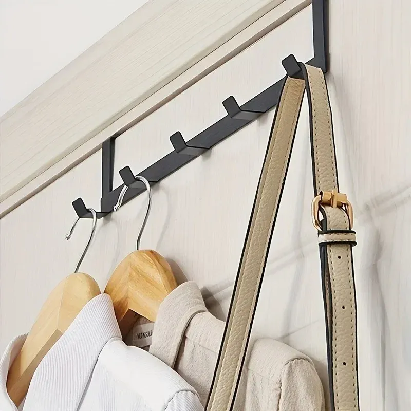 Crochet de porte en situation dans une salle de bain