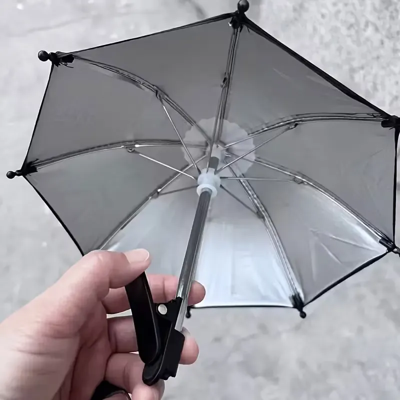Support de téléphone installé sur un pare-soleil de voiture