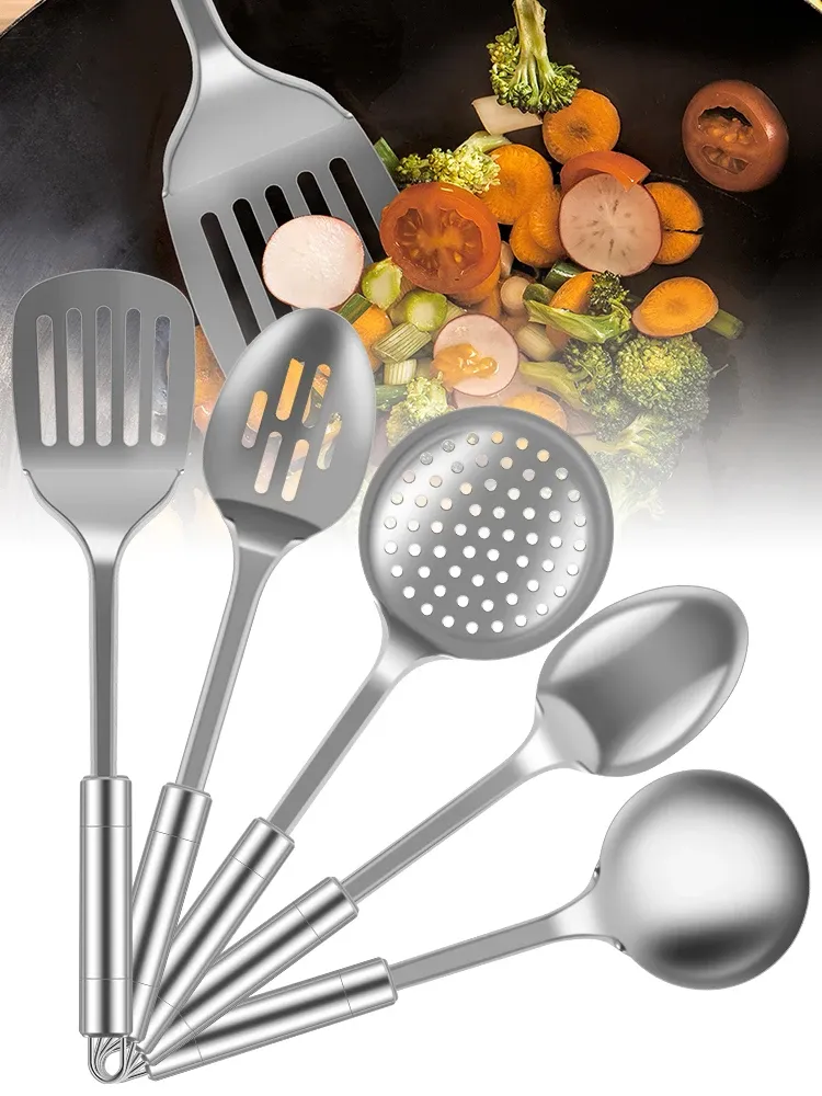 Ustensiles de cuisine accrochés et rangés