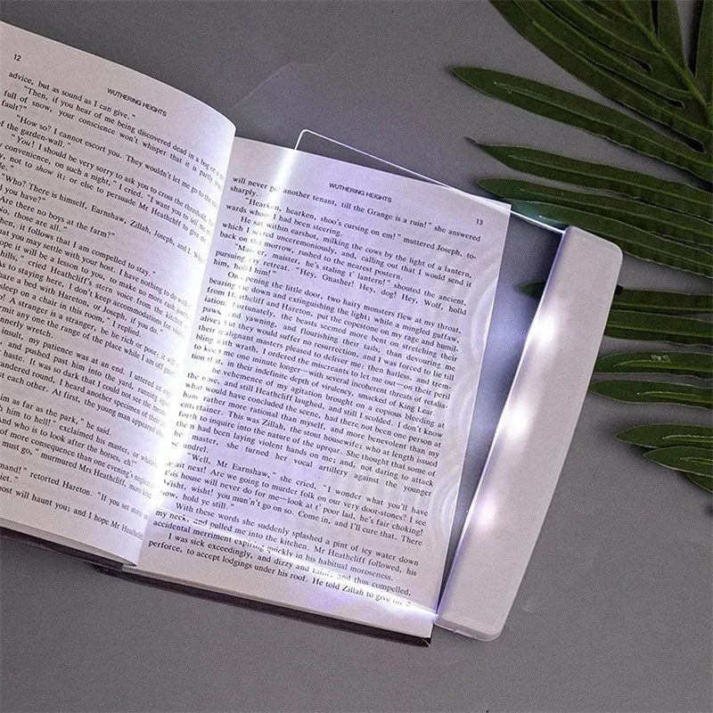Lampe de lecture LED minimaliste en situation de lecture