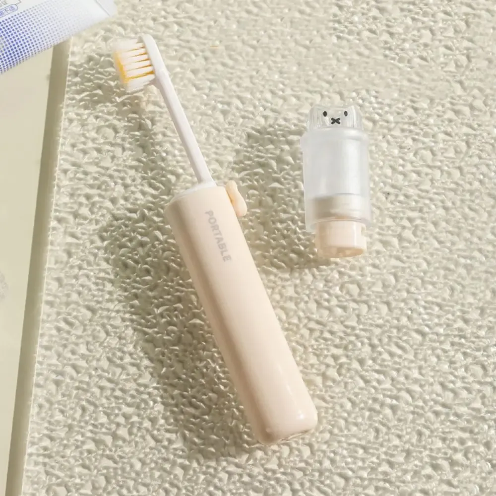 Brosse à dents de voyage 2 en 1 pliable avec distributeur de dentifrice compact, idéale pour le camping et les déplacements 5