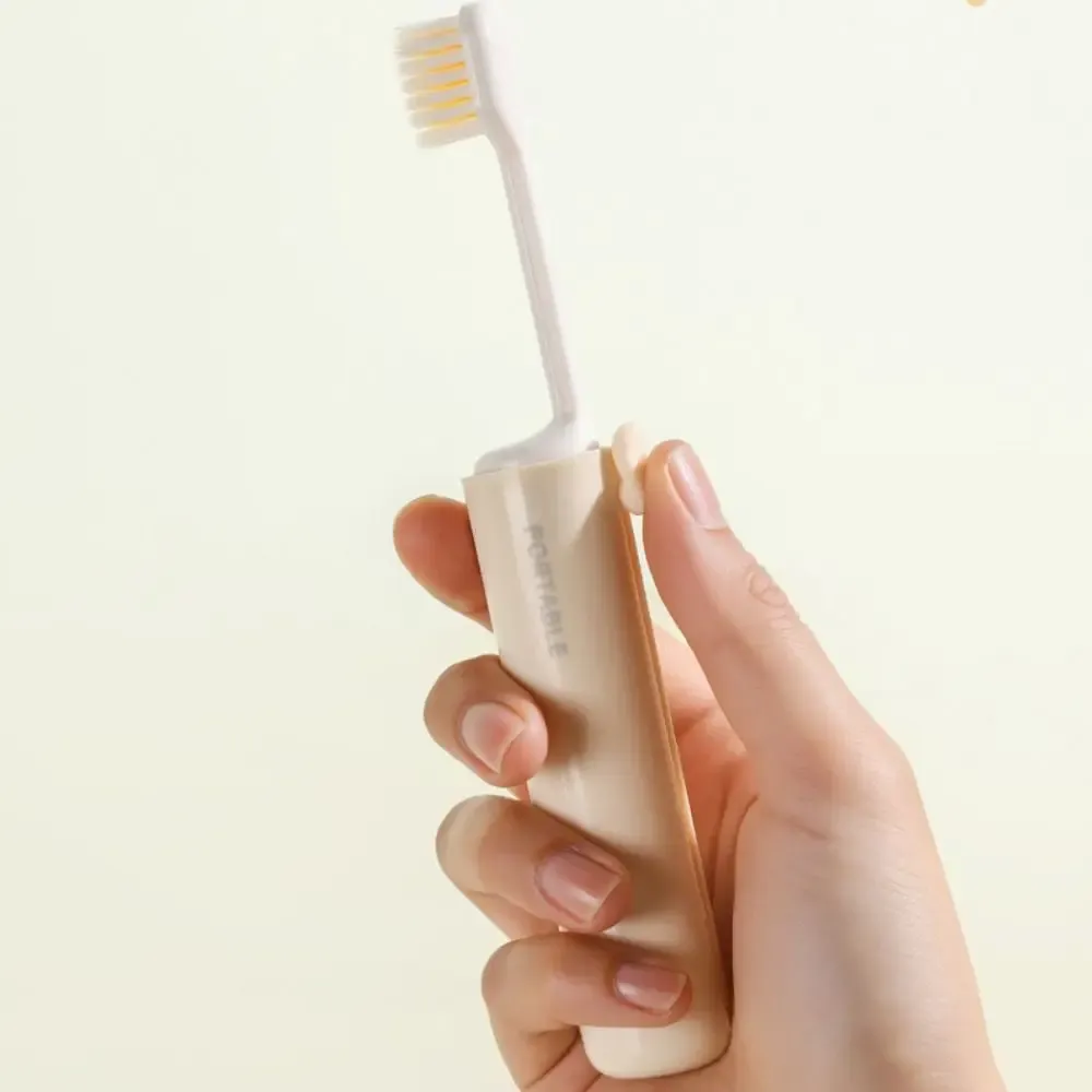 Brosse à dents de voyage 2 en 1 en situation de voyage