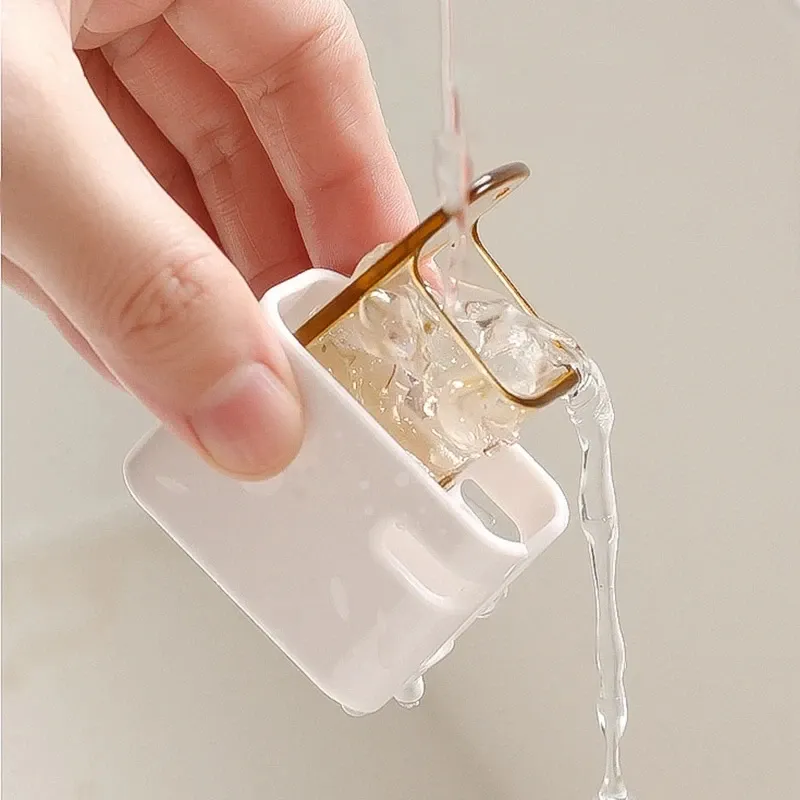 Détail du couvercle anti-poussière transparent