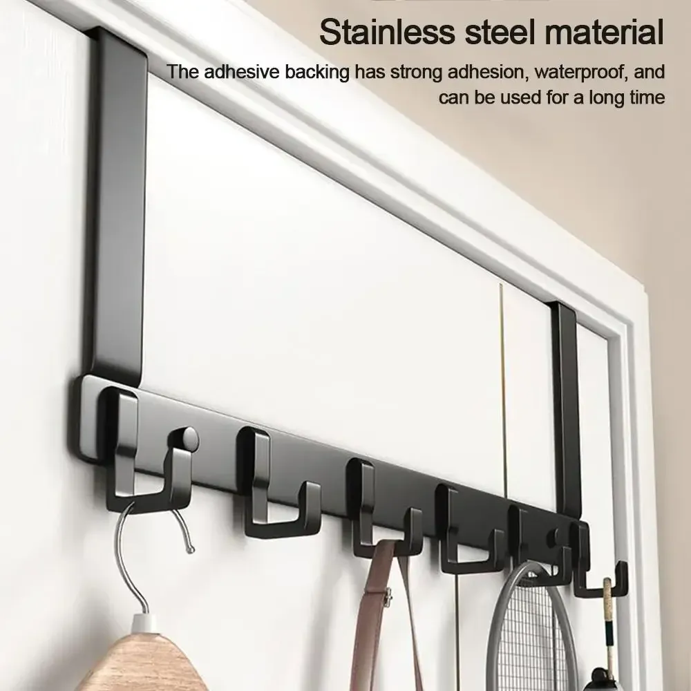 Porte-manteau à 6 crochets installé derrière une porte