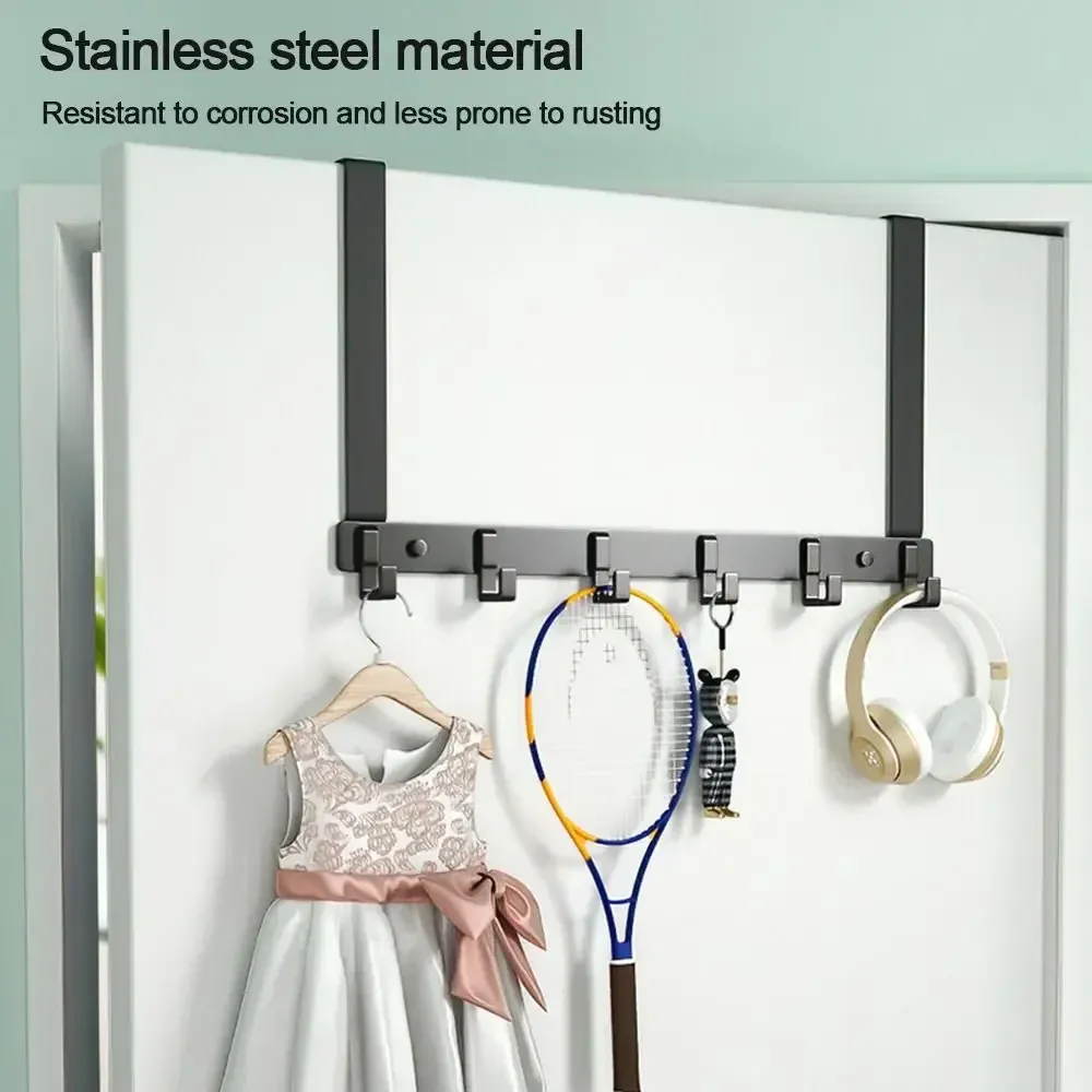 Porte-manteau avec vêtements suspendus