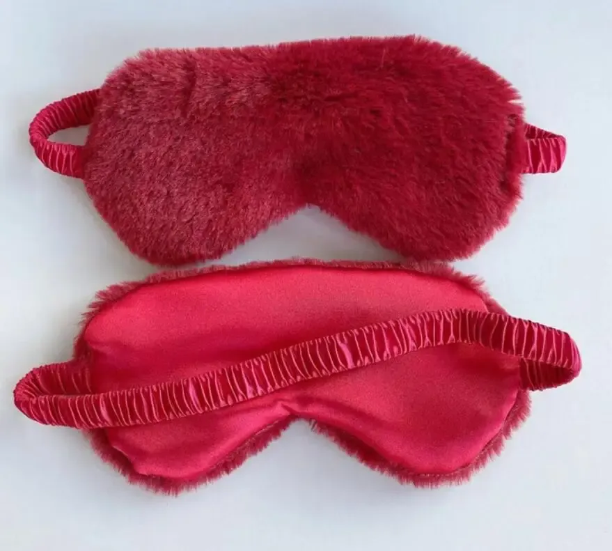 Masque de sommeil en peluche, en situation
