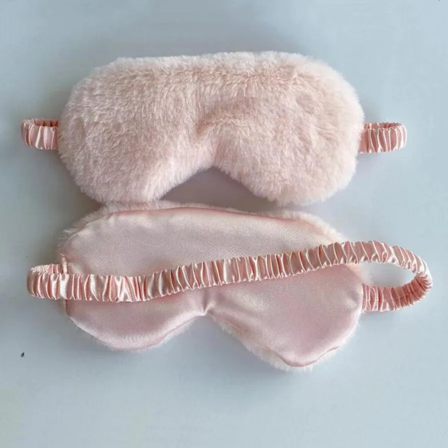 Masque de sommeil en peluche, porté