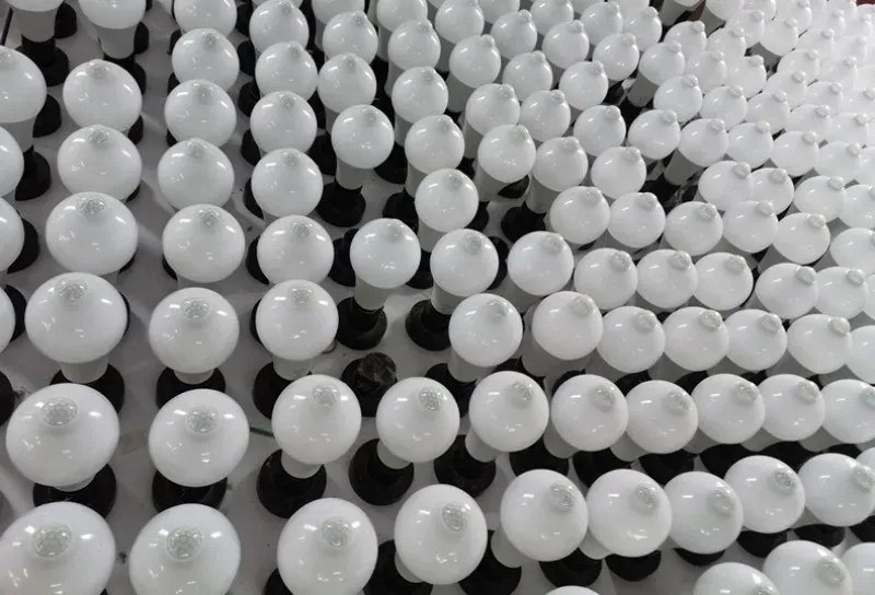 Ampoule LED avec détecteur de mouvement PIR en ambiance domestique